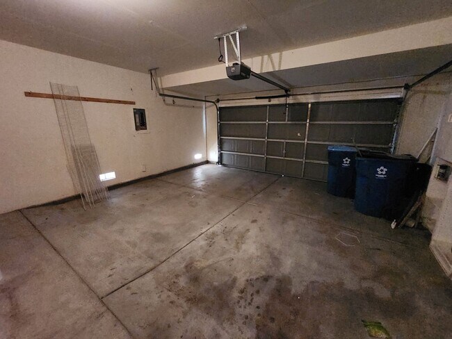 Building Photo - Stunning Five Bedroom home in Shadow Hills.