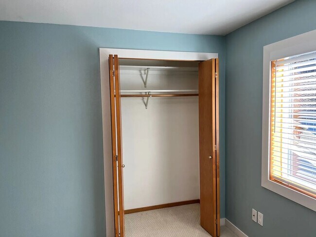 Building Photo - STUNNING CUSTOM HOME! IN STEILACOOM- MINUT...