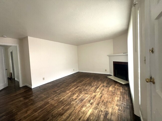 Building Photo - Rent Special: 1/2 Off January Rent!!  1 bed 1 bath Duplex near Bush Park!