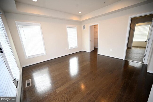 Building Photo - 2413 Glenallan Ave