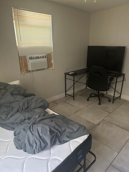 Building Photo - 1245 W 30th St