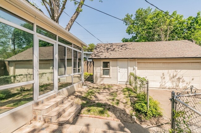 Building Photo - WONDERFUL BERKELEY LOCATION!  Immaculate One Story Craftsman!