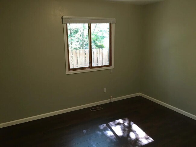 Building Photo - 862 Charter Oak Ct