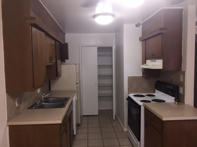 Building Photo - 1611 Riverside Dr