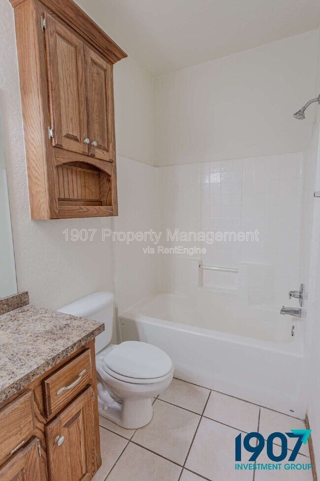 Building Photo - 923 SW 37th St