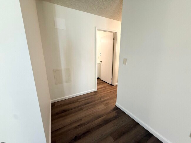 Building Photo - 11 Colonial Ct