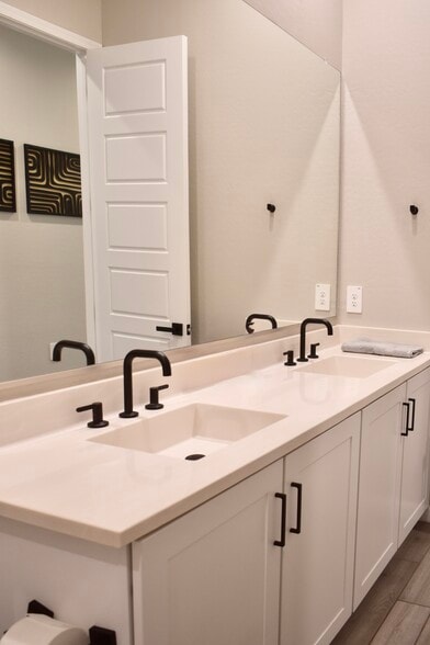 Building Photo - 4864 E Village Dr