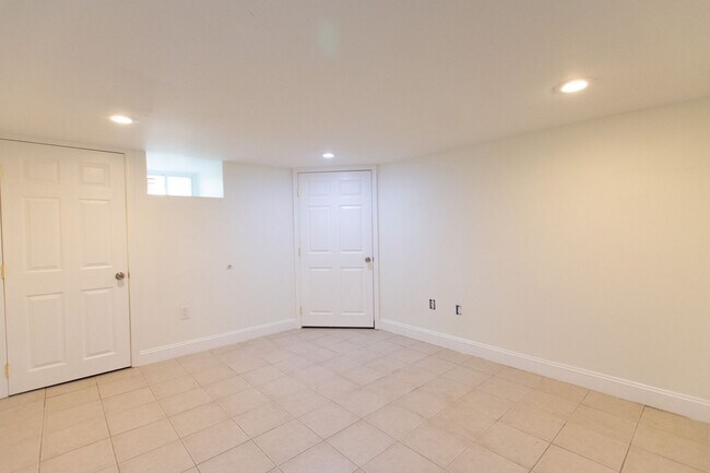 Building Photo - Excellent South Philadelphia Row Home