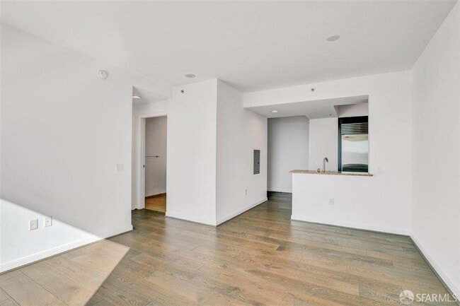 Building Photo - 425 1st St