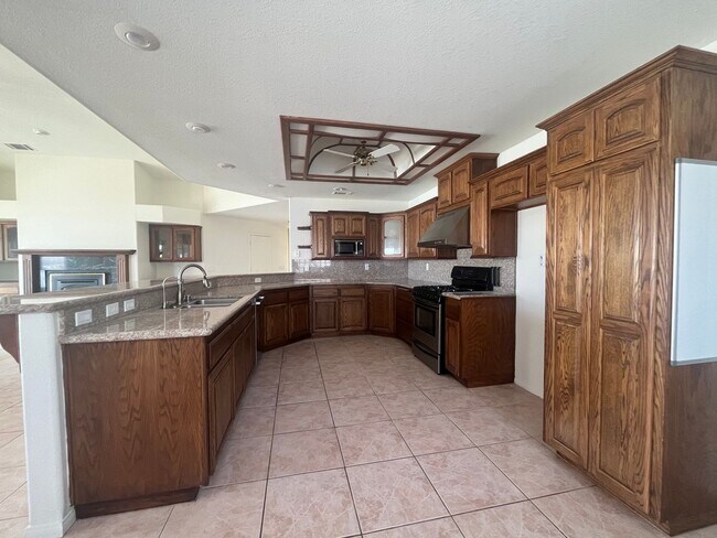 Building Photo - Lake front 3 bed 2 bth home in Helendale!