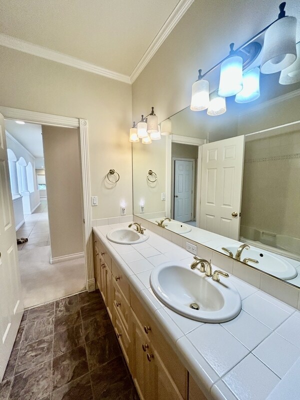 Building Photo - 560 E Maberry Dr