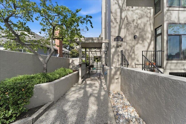 Building Photo - 11 Hayward Ave