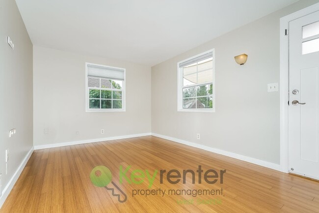 Building Photo - Inviting 3bed Seattle Home with Garage, Yard, and Parking!