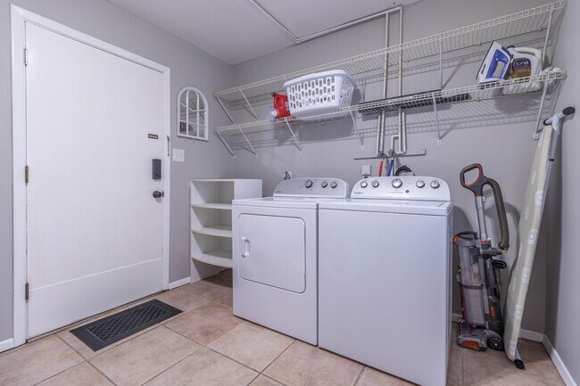 Building Photo - 210 W El Cortez Dr