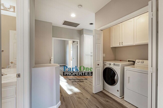 Building Photo - Nicely Updated 3/3 In San Ramon!