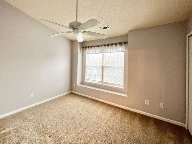 Building Photo - STEELECREEK TOWNHOUSE!