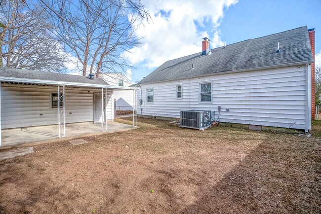 Building Photo - 3405 Somme Ave