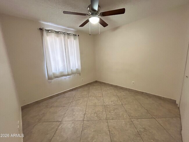 Building Photo - 4014 W Christy Dr