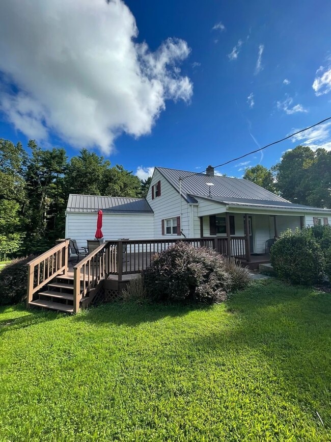 Building Photo - Quaint Country Cottage On Large Lot Near D...