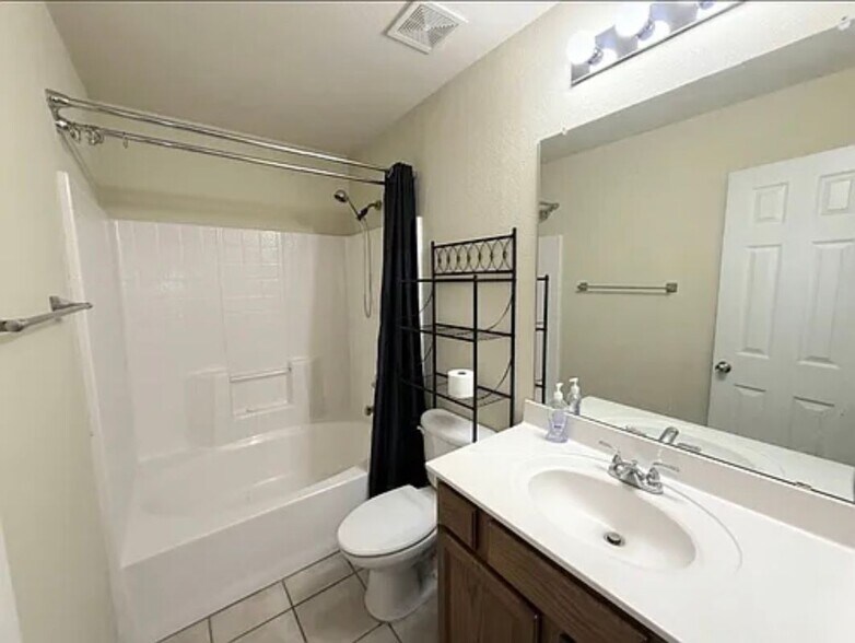 Building Photo - 13645 Valley Mills Dr