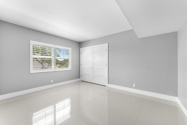 Building Photo - 3200 N Palm Aire Dr