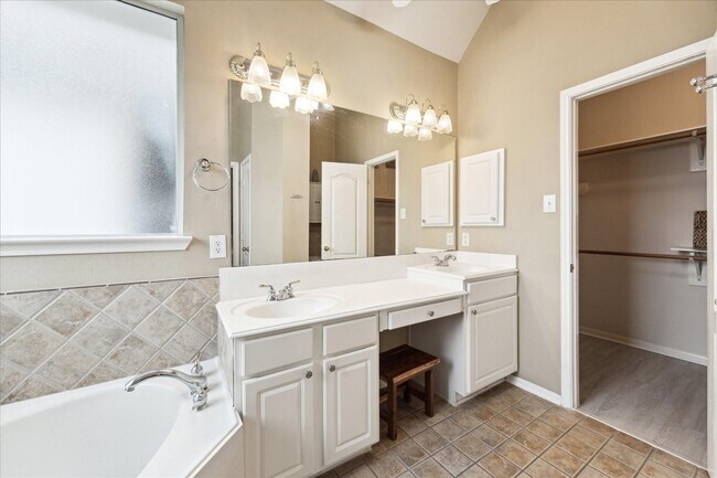 Building Photo - 11215 Royce Palms Dr