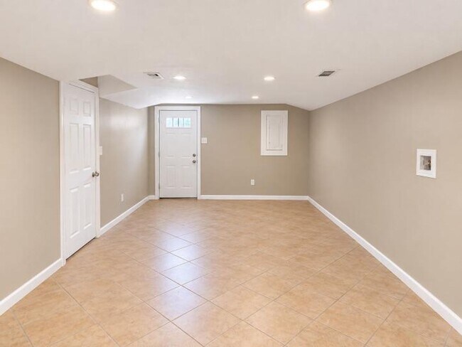 Building Photo - 720 Ranch Hill Dr
