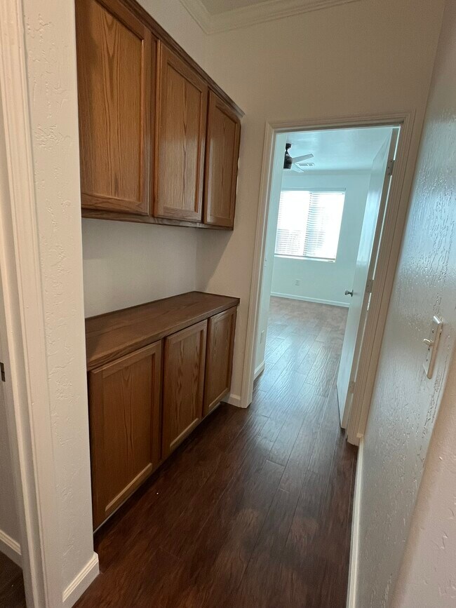 Building Photo - 5183 E Lowe Ave