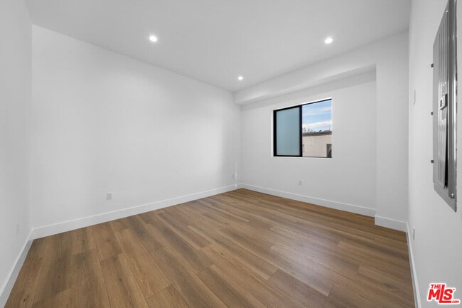 Building Photo - 10845 1/2 Morrison St