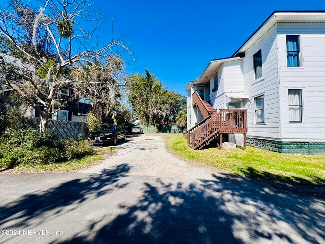 Building Photo - 1120 Acosta St