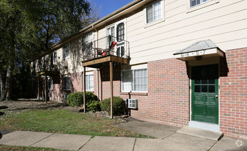 Building Photo - Woodland Manor Apartments