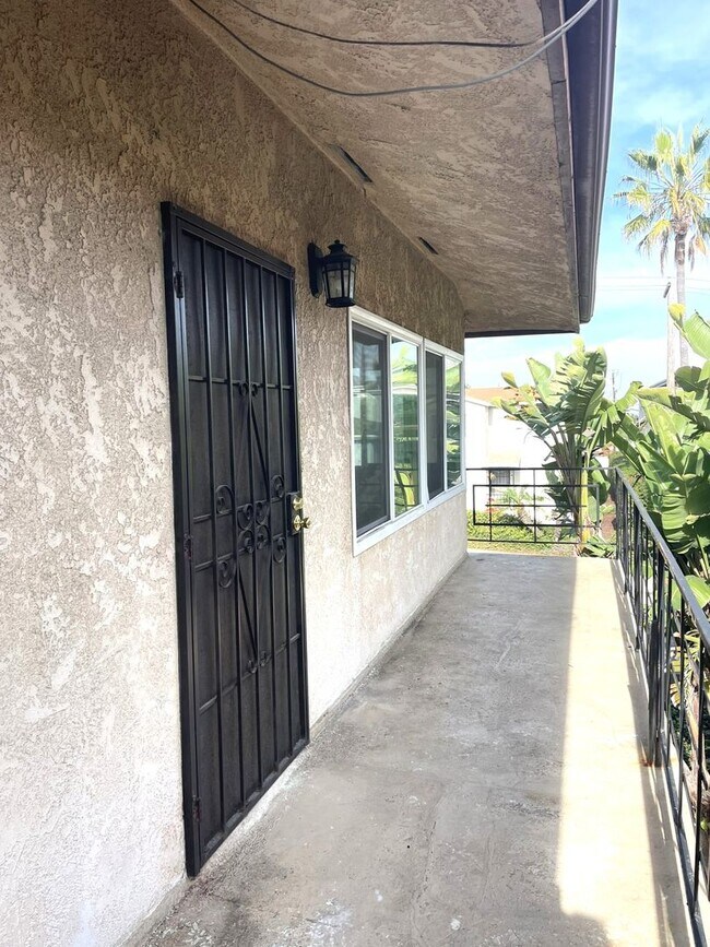 Building Photo - 437