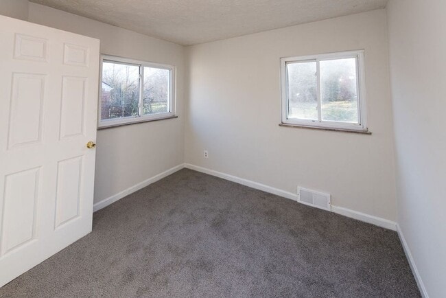 Building Photo - PRICE HILL-NICE 3 BEDROOM 1 BATH RANCH with