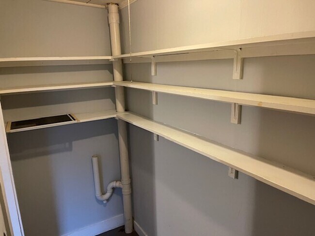 Building Photo - 18 Central St