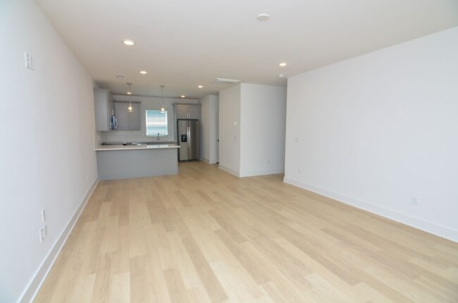 Building Photo - 550 Markham St