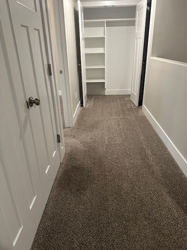 Building Photo - Amazing 3 bed, 2.5 bath with 2 car garage townhome!