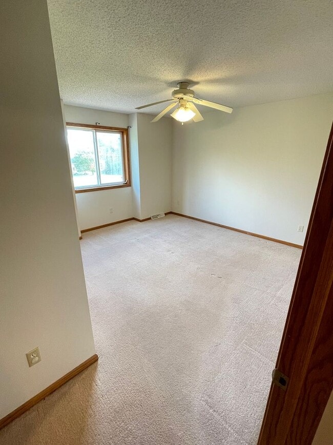 Building Photo - AVAILABLE NOW - 4 Bed, 3.5 Bath Home in He...