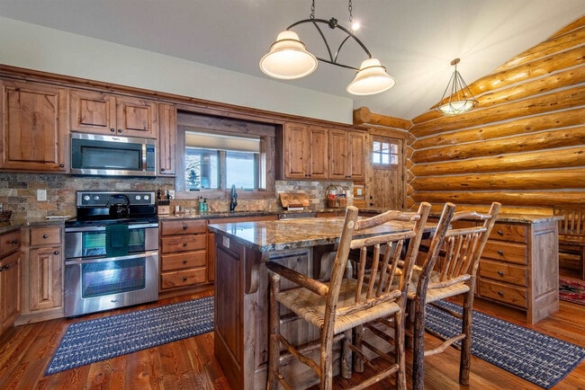 Building Photo - 1330 Larsen Ln