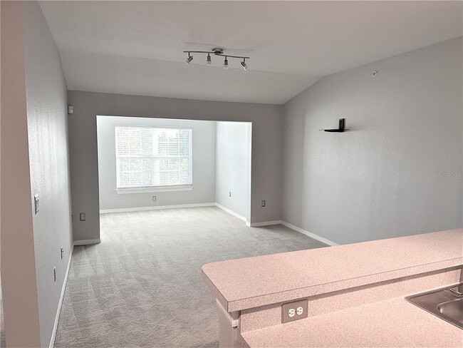 Building Photo - 5475 Vineland Rd