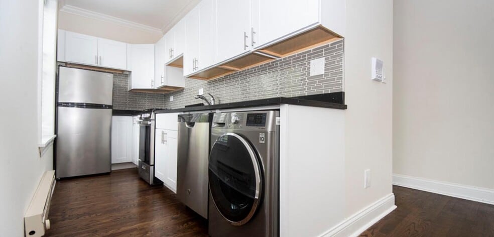 Building Photo - 917 W Waveland Ave