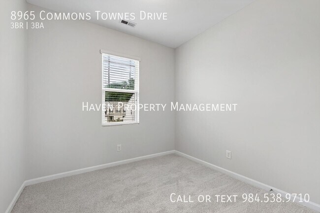 Building Photo - 8965 Commons Townes Dr