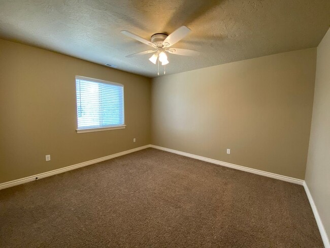 Building Photo - Lawn Care included!  4 bed 2.5 bath Neighb...