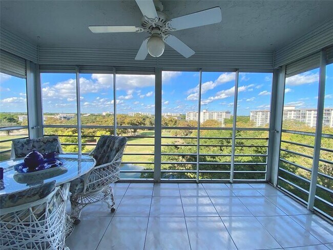 Building Photo - 4015 W Palm Aire Dr