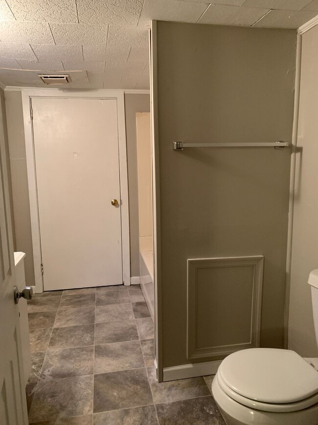 Building Photo - Newly Renovated 2 Bedroom with a walk-through Home in Carlisle