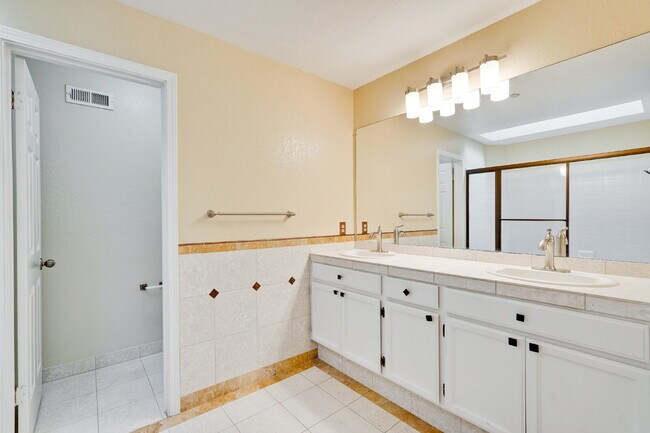 Building Photo - Large, Bright Sunnyvale Townhome near Border of Mountain View