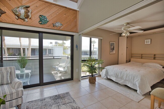 Building Photo - 1555 Tarpon Center Dr
