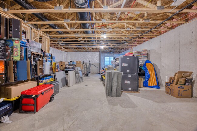 Building Photo - 2832 Fairgrove Cres