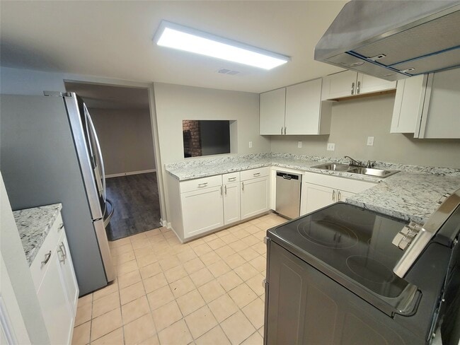 Building Photo - 5920 Arncliffe Dr