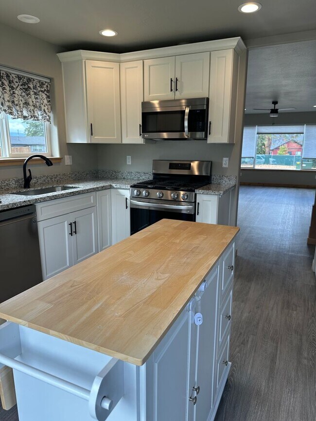 Building Photo - Beautiful 3BR/2BA Two-Story Home with Gara...