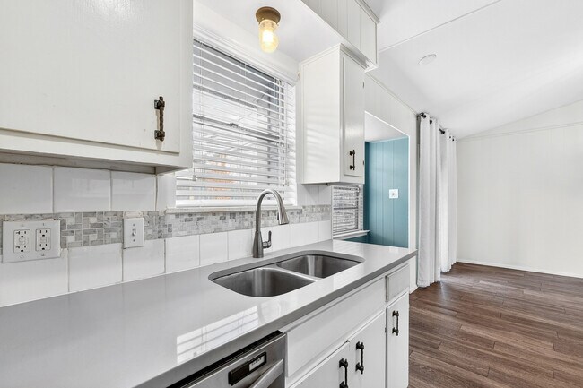 Building Photo - 8408 Maine Dr